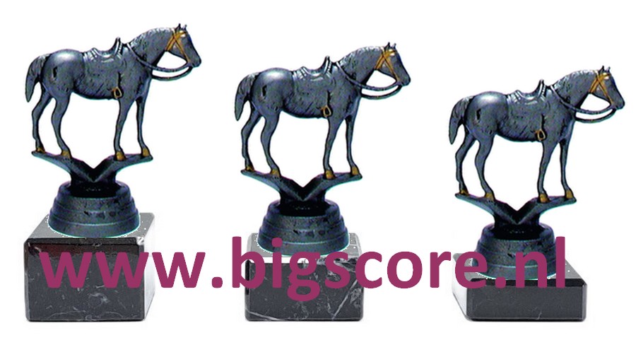 Paard met zadel BSST34396